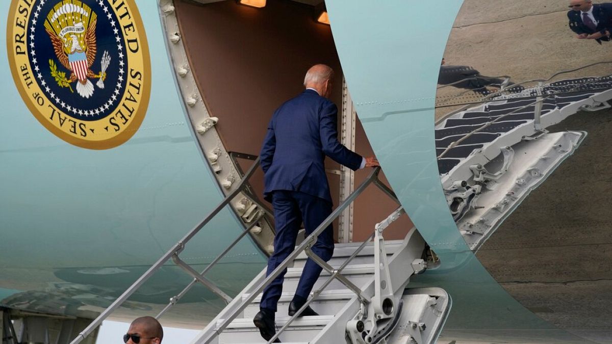 Joe Biden geht an Bord der Airforce One, um nach Indien zu fliegen