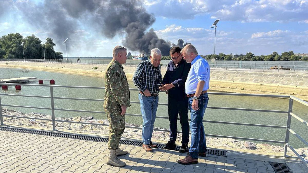 El ministro rumano de Defensa, Angel tilvar, visita la zona atacada por el presunto dron ruso, el 6 de septiembre de 2023
