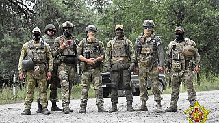  جنود بيلاروسيون من قوات العمليات الخاصة ومقاتلون مرتزقة من شركة فاغنر العسكرية الخاصة يلتقطون صورة وسط مناورات بالقرب من مدينة بيلاروسيا-20 يوليو 2023