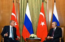 Президенты Турции и России Реджеп Тайип Эрдоган и Владимир Путин на фоне своих флагов