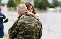 Ein Vater trägt seine Tochter nach der Evakuierung ihres Hauses im mittelgriechischen Larissa 