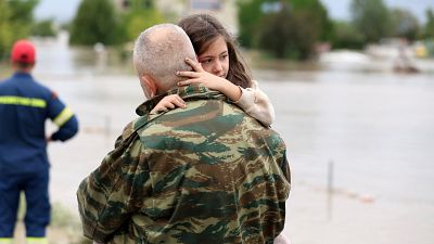 Ein Vater trägt seine Tochter nach der Evakuierung ihres Hauses im mittelgriechischen Larissa 