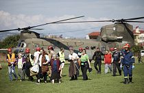 Des personnes évacuées de villages inondés arrivent par hélicoptère sur un stade de football de la ville de Karditsa, dans la région de Thessalie, Grèce. 8/09/2023