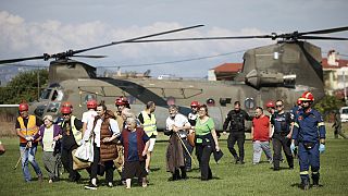 Des personnes évacuées de villages inondés arrivent par hélicoptère sur un stade de football de la ville de Karditsa, dans la région de Thessalie, Grèce. 8/09/2023