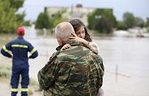 Μικρό κοριτσάκι στα χέρια του πατέρα του με τις πλημμύρες στη Λάρισα (φώτο αρχείου)