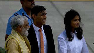 Rishi Sunak und seine Frau Akshata Murthy wurden bei ihrer Ankunft am Flughafen von Neu-Delhi feierlich begrüßt.