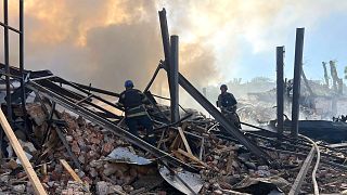 Les services d'urgence s'efforce d'éteindre un incendie suite à une attaque russe à Kryvyï Rig, en Ukraine, vendredi 8 septembre 2023.