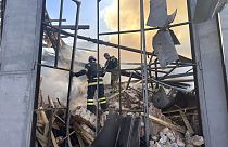 Feuerwehreinsatz nach russischer Bombardierung auf Krywyj Rih