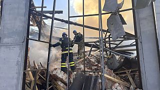 Ukrán tűzoltók egy oroszok által lebombázott háznál Krivij Rih-ben
