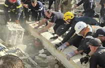 Servicios de emergencia y policías trabajan para salvar a un agente herido bajo los escombros tras un ataque ruso en Krivói Rog, Ucrania, el 8 de septiembre de 2023.