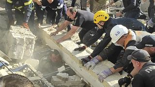 Servicios de emergencia y policías trabajan para salvar a un agente herido bajo los escombros tras un ataque ruso en Krivói Rog, Ucrania, el 8 de septiembre de 2023.