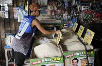 بائع يبيع الأرز في متجر بمدينة كويزون بالفلبين، 14 أغسطس 2023.
