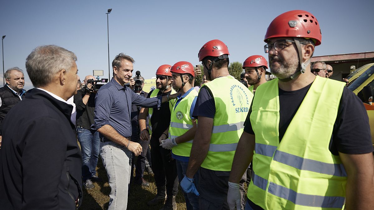 Ο πρωθυπουργός Κυριάκος Μητσοτάκης συνομιλεί με τους διασώστες στο στάδιο της Καρδίτσας