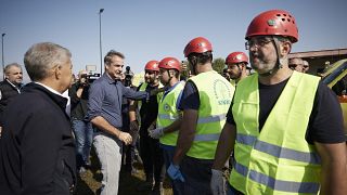 Ο πρωθυπουργός Κυριάκος Μητσοτάκης συνομιλεί με τους διασώστες στο στάδιο της Καρδίτσας