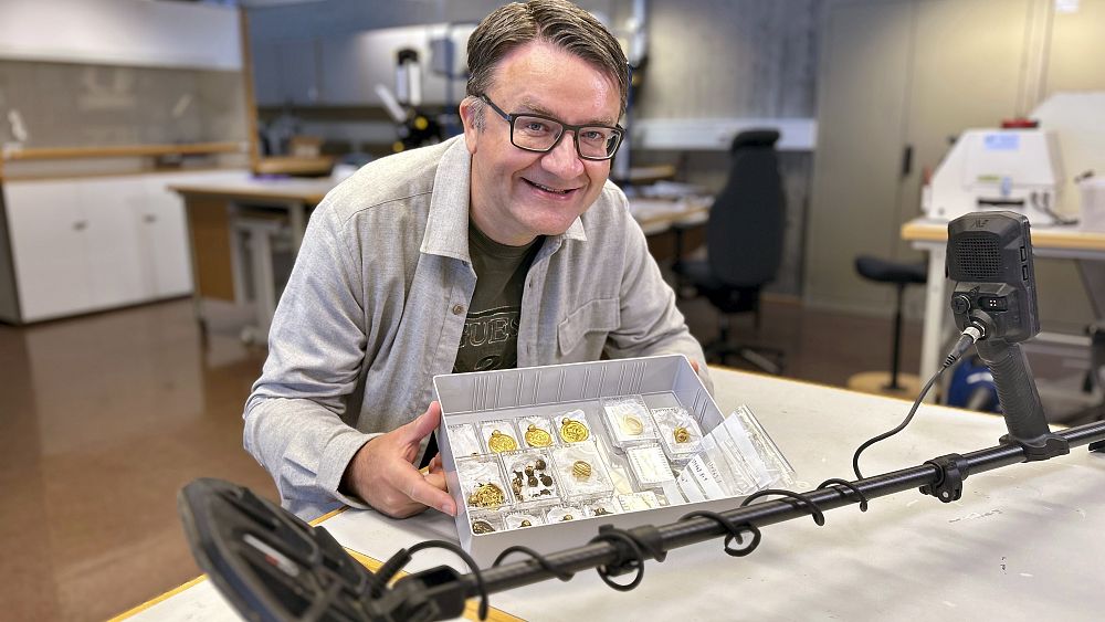 Antichi gioielli d’oro norvegesi trovati da un uomo che aveva comprato un metal detector per “alzarsi dal divano”