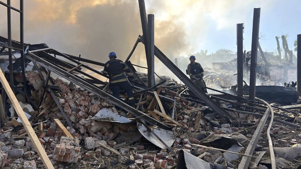 يعمل موظفو خدمات الطوارئ على إطفاء حريق في أعقاب هجوم روسي في كريفي ريغ، أوكرانيا، 8 سبتمبر 2023
