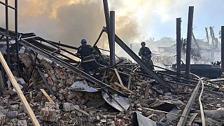 يعمل موظفو خدمات الطوارئ على إطفاء حريق في أعقاب هجوم روسي في كريفي ريغ، أوكرانيا، 8 سبتمبر 2023