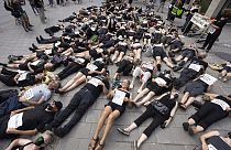 ينظم الناس تظاهرة  وكـأنهم "أموات" للمطالبة بهواء أنظف خلال احتجاج أمام مكتب رئيس وزراء كيبيك فرانسوا ليجولت في مونتريال، 7 سبتمبر 2023.