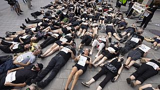 ينظم الناس تظاهرة  وكـأنهم "أموات" للمطالبة بهواء أنظف خلال احتجاج أمام مكتب رئيس وزراء كيبيك فرانسوا ليجولت في مونتريال، 7 سبتمبر 2023.