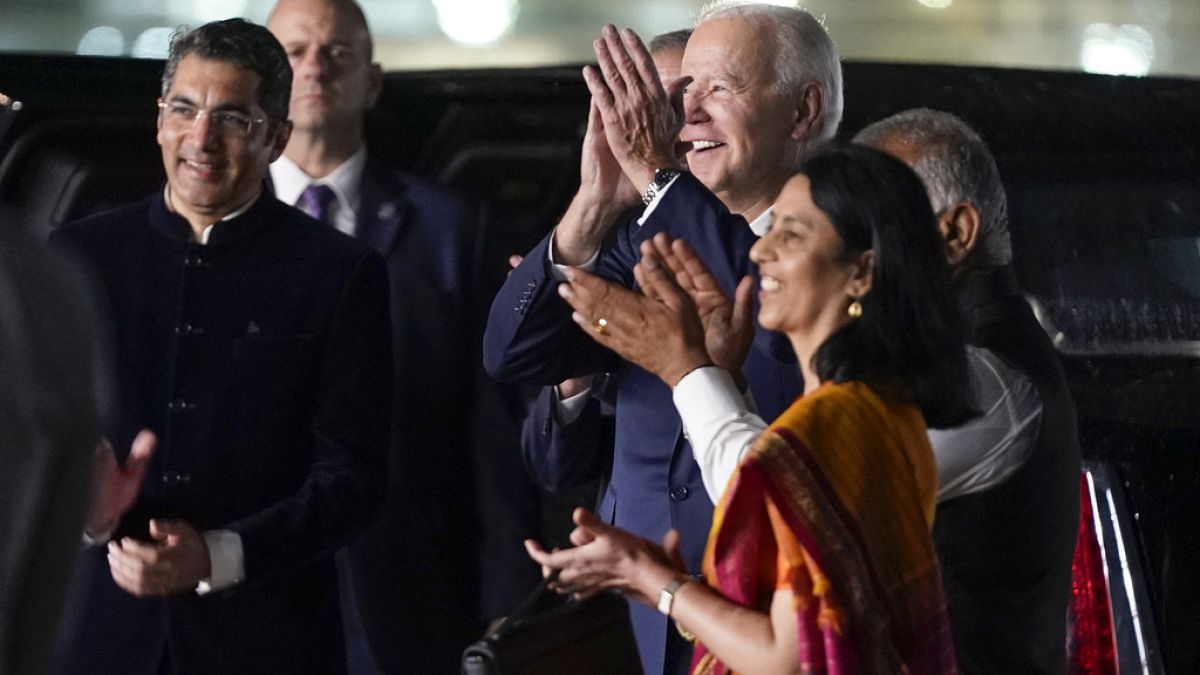 Joe Biden aplaude as danças tradicionais indianas com que foi recebido no aeroporto de Nova Deli