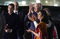 Joe Biden aplaude as danças tradicionais indianas com que foi recebido no aeroporto de Nova Deli