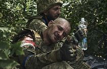 Un soldat ukrainien blessé levant son pouce en l'air attendant d'être évacué près de Bakhmout, 5 septembre 2023.