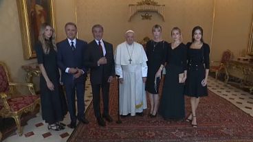 Sylvester Stallone és Ferenc pápa (középen) a színész vatikáni látogatásán