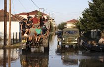 Anwohner und Mitglieder der griechischen Armee durchqueren die überflutete Stadt Palamas in der Nähe von Karditsa in der Region Thessalien in Mittelgriechenland.