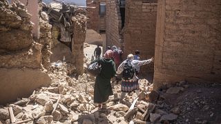 Los residentes huyen de sus hogares después de un terremoto en el pueblo de Moulay Brahim, en las afueras de Marrakech, Marruecos, el 9 de septiembre de 2023.