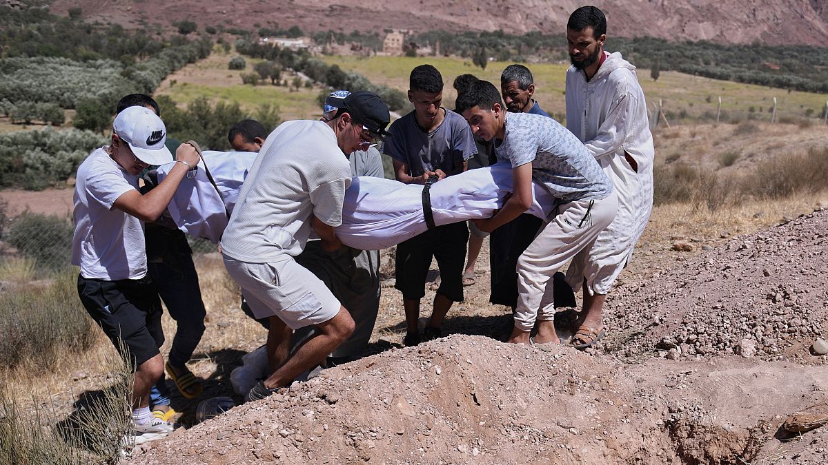 Vítima do sismo é enterrado em Talat N'yakoub, Marrocos