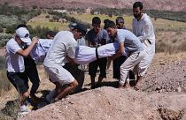 Vítima do sismo é enterrado em Talat N'yakoub, Marrocos