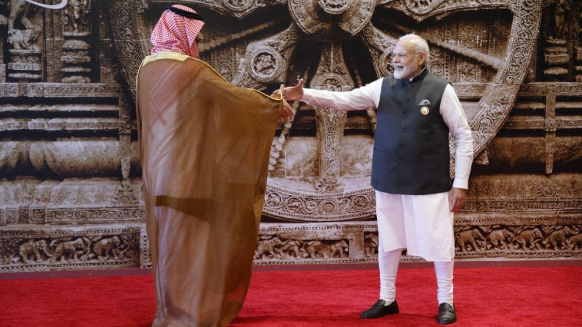 رئيس الوزراء الهندي ناريندرا مودي يصافح ولي العهد السعودي محمد بن سلمان قبل قمة قادة مجموعة العشرين في نيودلهي- 9 سبتمبر 2023.