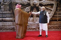 رئيس الوزراء الهندي ناريندرا مودي يصافح ولي العهد السعودي محمد بن سلمان قبل قمة قادة مجموعة العشرين في نيودلهي- 9 سبتمبر 2023.