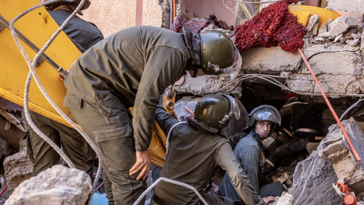 Спасатели ищут выживших в рухнувшем от землетрясения доме в Мулай Брахиме, провинция Аль-Хауз, Марокко, 9 сентября 2023 года,