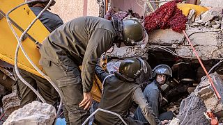 Спасатели ищут выживших в рухнувшем от землетрясения доме в Мулай Брахиме, провинция Аль-Хауз, Марокко, 9 сентября 2023 года,