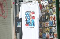 Imagem de Joe Biden numa t-shirt, num mercado no Vietname
