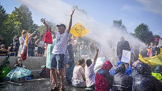 Wasserwerfer gegen Klima-Protest in den Niederlanden