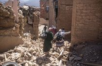 Residentes huyen de sus casas tras un terremoto en el pueblo de Moulay Brahim, cerca del epicentro del seísmo, a las afueras de Marrakech, Marruecos, 9/09/2023