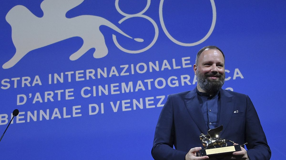 Le réalisateur grec Yorgos Lanthimos a reçu le Lion d'or pour son film "Pauvres créatures"