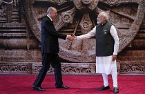  رئيس الوزراء الهندي ناريندرا مودي يرحب بالرئيس التركي رجب طيب أردوغان عند وصوله  لحضور قمة مجموعة العشرين، في نيودلهي، الهند، 9 سبتمبر 2023.