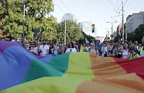 Bandeira Arco Íris no desfile do Orgulho Gay, em Belgrado, Sérvia