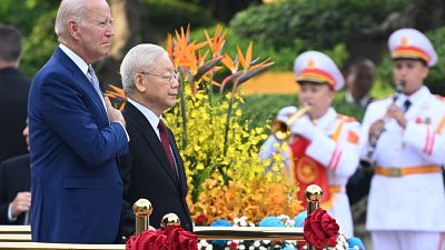 زعيم الحزب الشيوعي الحاكم نغوين فو ترونغ يستقبل الرئيس الأمريكي جو بايدن