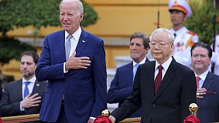 El presidente de EEUU, Joe Biden, con la máxima autoridad vietnamita, Nguyen Phu Trong, en Hanói