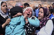 Marokkanische Frauen beweinen ein Todesopfer des Erbebens im Dorf Moulay Brahim in der Probvinz Al Haouz