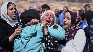 Marokkanische Frauen beweinen ein Todesopfer des Erbebens im Dorf Moulay Brahim in der Probvinz Al Haouz