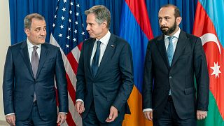 وزير الخارجية الأمريكي أنتوني بلينكن، في الوسط، يلتقي بوزير الخارجية الأذربيجاني جيحون بيراموف (يسار) ووزير خارجية أرمينيا أرارات ميرزويان