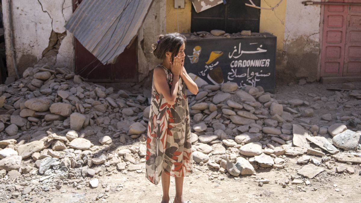 Μικρό κορίτσι μποστά από τα συντρίμμια κτιρίου μετά τον καταστροφικό σεισμό στο Μαρόκο