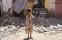 Egy marokkói kislány a romok között