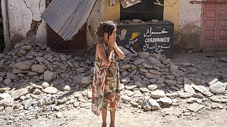 Μικρό κορίτσι μποστά από τα συντρίμμια κτιρίου μετά τον καταστροφικό σεισμό στο Μαρόκο