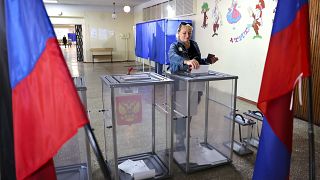 Una mujer deposita su voto en un colegio electoral durante las elecciones locales en Donetsk, la capital de la región de Donetsk controlada por Rusia, 10/09/2023
